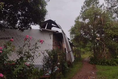 vendaval deixou pelo menos 150 casas destelhadas em Santo Ângelo. -<!-- NICAID(15627664) -->