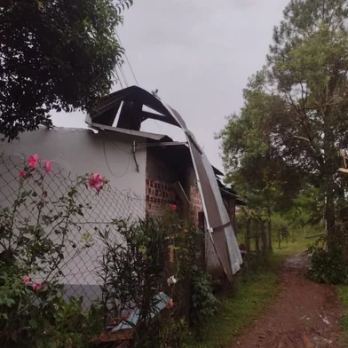 vendaval deixou pelo menos 150 casas destelhadas em Santo Ângelo. -<!-- NICAID(15627664) -->