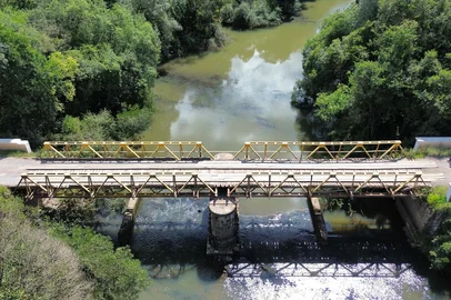 Ligação de Nova Prata com André da Rocha pela BR-470 ganhará nova ponte. Travessia atuará em substituição a atual ponte de madeira e aço sobre alvenaria de pedras (foto). Essa passagem tem 29 metros de extensão e permite o tráfego de um sentido por vez, com restrições de peso.<!-- NICAID(16239481) -->