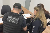 Em junho deste ano, a Polícia Civil do Rio Grande do Sul prendeu em São Paulo suspeitos de integrarem um grupo criminoso por trás de golpes contra médicos gaúchos. As apreensões daquela primeira fase permitiram que os policiais descobrissem como funcionava o esquema. A organização criminosa chegou a fazer uso de "sósias" das vítimas e de inteligência artificial para forjar documentos e invadir contas bancárias. Uma nova etapa da Operação Medici Umbra é deflagrada nesta terça-feira (12) em três Estados. A investigação é do Departamento Estadual de Repressão aos Crimes Cibernéticos. Nesta manhã, os policiais cumprem três mandados de prisão preventiva e outros três de busca e apreensão em São Paulo, em Ananindeua, no Pará, e em Vila Velha, no Espírito Santo.<!-- NICAID(16099526) -->