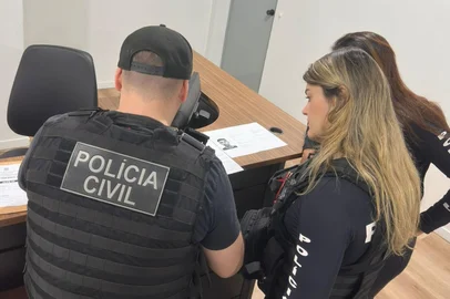Em junho deste ano, a Polícia Civil do Rio Grande do Sul prendeu em São Paulo suspeitos de integrarem um grupo criminoso por trás de golpes contra médicos gaúchos. As apreensões daquela primeira fase permitiram que os policiais descobrissem como funcionava o esquema. A organização criminosa chegou a fazer uso de "sósias" das vítimas e de inteligência artificial para forjar documentos e invadir contas bancárias. Uma nova etapa da Operação Medici Umbra é deflagrada nesta terça-feira (12) em três Estados. A investigação é do Departamento Estadual de Repressão aos Crimes Cibernéticos. Nesta manhã, os policiais cumprem três mandados de prisão preventiva e outros três de busca e apreensão em São Paulo, em Ananindeua, no Pará, e em Vila Velha, no Espírito Santo.<!-- NICAID(16099526) -->