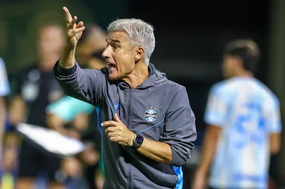 RS - FUTEBOL/CAMPEONATO BRASILEIRO 2026/GREMIO X PALMEIRAS  - ESPORTES - Lance da partida entre Gremio e Palmeiras disputada na noite desta quinta-feira, na Arena Barueri, em Barueri, valida pela Campeonato Brasileiro 2026. FOTO: LUCAS UEBEL/GREMIO FBPA<!-- NICAID(16258239) -->