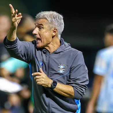 RS - FUTEBOL/CAMPEONATO BRASILEIRO 2026/GREMIO X PALMEIRAS  - ESPORTES - Lance da partida entre Gremio e Palmeiras disputada na noite desta quinta-feira, na Arena Barueri, em Barueri, valida pela Campeonato Brasileiro 2026. FOTO: LUCAS UEBEL/GREMIO FBPA<!-- NICAID(16258239) -->