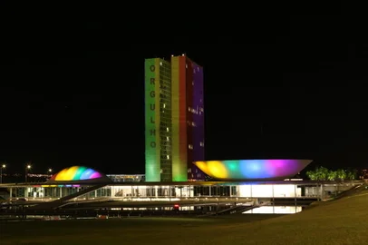 Congresso Nacional é iluminando em homenagem ao Dia Internacional do Orgulho LGBTQIA+DF - ILUMINAÇÃO/LGBTQIA+/BRASÍLIA - GERAL - Prédio do Congresso Nacional, em Brasília (DF), recebeu nesta segunda-feira, 28 de junho   de 2021, projeção das cores da bandeira LGBTQIA+ (roxo, azul, verde, amarelo, laranja e   vermelho) em alusão ao Dia Internacional do Orgulho Gay celebrado hoje.   26/06/2021 - Foto: ELIO RIZZO/AGÊNCIA F8/ESTADÃO CONTEÚDOEditoria: GERALLocal: BRASÍLIAIndexador: ELIO RIZZOFonte: AgÃªncia F8Fotógrafo: AGÊNCIA F8<!-- NICAID(14820525) -->