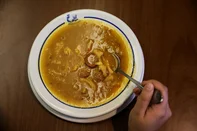 PORTO ALEGRE, RS, BRASIL, 20-06-2025: Mocotó é um prato tradicional consumido durante o inverno. No restaurante Gambrinus, localizado no Mercado Público de Porto Alegre, sua preparação é feita com antecedência. Os clientes podem optar por porções congeladas para levar ou saboreá-lo no local.<!-- NICAID(16064245) -->