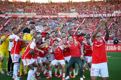 O meia Alan Patrick faz selfie com jogadores do Inter após a vitória sobre o Grêmio no Gre-Nal 443, no Estádio Beira-Rio, válido pelo Brasileirão.<!-- NICAID(15894855) -->