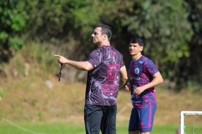 Caxias realiza treino para enfrentar o São Bernardo com técnico Júnior Rocha<!-- NICAID(16037018) -->