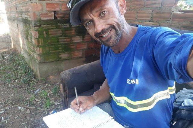 o auxiliar de serviços gerais Gerson Fabiano Pacheco, 43 anos, pretende escrever um livro sobre sua história de vida<!-- NICAID(15106220) -->