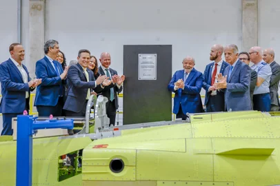 Gavião Peixoto (SP) 09/05/2023 - O presidente Luiz Inácio Lula da Silva participa da inauguração da linha de produção da aeronave Gripen, na fábrica da Embraer, na cidade de Gavião Peixoto, interior de São Paulo. O contrato da empresa sueca Saab com a Força Aérea Brasileira (FAB) prevê a entrega de 36 aviões Gripen até 2027, além da transferência de tecnologia para o Brasil. Foto: Ricardo Stuckert/PR<!-- NICAID(15423584) -->