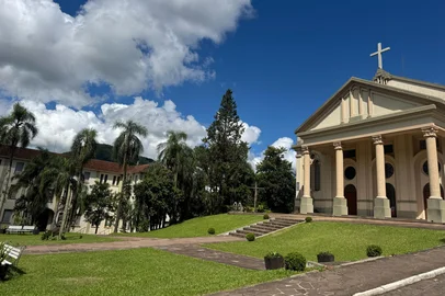Quarta Colônia Com cerca de 700 habitantes, o distrito de Vale Vêneto, em São João do Polêsine, encanta os turistas. A região de colonização italiana preserva as riquezas culturas e as belezas naturais. O Museu da Imigração e a Igreja Corpus Christi são pontos para apreciação. O tour também se estende por comércios da região, como a Cachaçaria Gentil.<!-- NICAID(15999960) -->