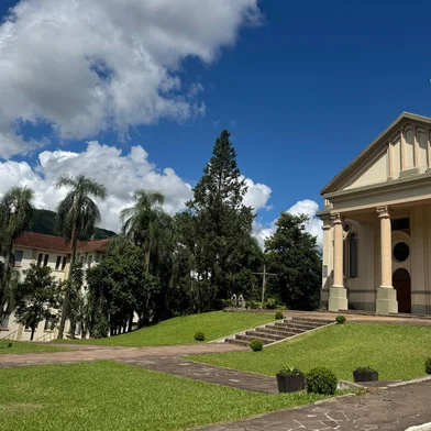 Quarta Colônia Com cerca de 700 habitantes, o distrito de Vale Vêneto, em São João do Polêsine, encanta os turistas. A região de colonização italiana preserva as riquezas culturas e as belezas naturais. O Museu da Imigração e a Igreja Corpus Christi são pontos para apreciação. O tour também se estende por comércios da região, como a Cachaçaria Gentil.<!-- NICAID(15999960) -->