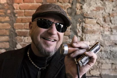 Sérgio Duarte, pioneiro da gaita blues no Brasil, se apresenta no RS com Hard Blues Trio.<!-- NICAID(16075012) -->