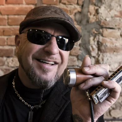 Sérgio Duarte, pioneiro da gaita blues no Brasil, se apresenta no RS com Hard Blues Trio.<!-- NICAID(16075012) -->