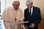 Caetano Veloso e Papa Francisco <!-- NICAID(15554205) -->