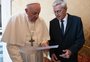 Caetano Veloso recebe benção de papa Francisco e faz pedido em carta ao pontífice