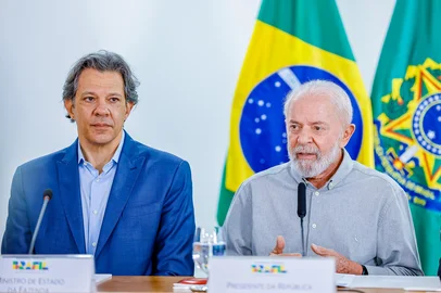 17.05.2024 - Presidente da República, Luiz Inácio Lula da Silva, durante reunião com Prefeitos do Rio Grande do Sul, no Palácio do Planalto. Na foto (da esquerda para a direita): Ministro da Fazenda, Fernando Haddad; Presidente da República, Luiz Inácio Lula da Silva e o Ministro-chefe de Relações Institucionais, Alexandre Padilha. Brasília - DF. Foto: Ricardo Stuckert / PR/DivulgaçãoIndexador: RICARDO STUCKERTFotógrafo: FOTOJORNALISTA<!-- NICAID(15767123) -->