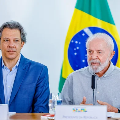 17.05.2024 - Presidente da República, Luiz Inácio Lula da Silva, durante reunião com Prefeitos do Rio Grande do Sul, no Palácio do Planalto. Na foto (da esquerda para a direita): Ministro da Fazenda, Fernando Haddad; Presidente da República, Luiz Inácio Lula da Silva e o Ministro-chefe de Relações Institucionais, Alexandre Padilha. Brasília - DF. Foto: Ricardo Stuckert / PR/DivulgaçãoIndexador: RICARDO STUCKERTFotógrafo: FOTOJORNALISTA<!-- NICAID(15767123) -->