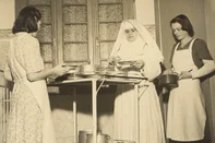 Religiosa com funcionárias na pediatria (anos 1940)<!-- NICAID(16094729) -->