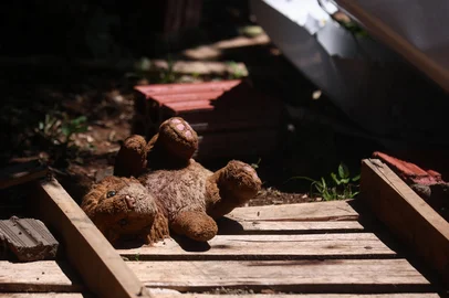 SANTA CLARA DO SUL, RS, BRASIL, 11-03-2026: Juliane Cristina Schuster, 30 anos, foi assassinada a tiros dentro de sua residência. O agressor teria invadido a casa com uma caminhonete, e teria matado o ex-marido da mulher e ferido gravemente o atual namorado dela antes de fugir. Com esse crime o RS registra 13 feminicídios no ano. Na foto, a residência de Juliane, na Rua das Flores, interior de Santa Clara do Sul, onde ocorreu o crime. Foto: Bruno Todeschini/Agência RBS<!-- NICAID(16223157) -->