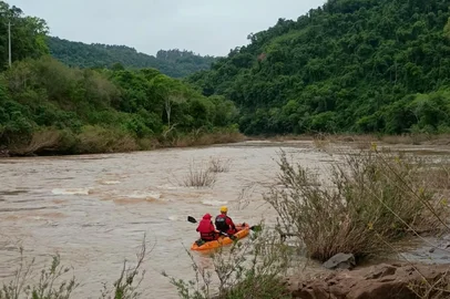 O Corpo de Bombeiros Militar localizou nesta segunda-feira (12), a mulher que estava desaparecida no Rio Carreiro, entre Guaporé e Vista Alegre do Prata, desde domingo (11). A vítima ainda não foi identificada oficialmente. <!-- NICAID(16385659) -->