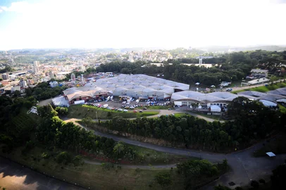 CAXIAS DO SUL, RS, BRASIL, 20/02/2024. 34ª Festa Nacional da Uva no Parque Mário Bernardino Ramos (Pavilhões da Festa da Uva). Passeio de helicóptero. Vistas aéreas de Caxias do Sul. (Porthus Junior/Agência RBS)<!-- NICAID(15685745) -->