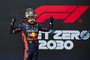 F1 Grand Prix of United StatesAUSTIN, TEXAS - OCTOBER 22: Race winner Max Verstappen of the Netherlands and Oracle Red Bull Racing celebrates in parc ferme following the F1 Grand Prix of United States at Circuit of The Americas on October 22, 2023 in Austin, Texas.   Rudy Carezzevoli/Getty Images/AFP (Photo by Rudy Carezzevoli / GETTY IMAGES NORTH AMERICA / Getty Images via AFP)Editoria: SPOLocal: AustinIndexador: RUDY CAREZZEVOLISecao: motor racingFonte: GETTY IMAGES NORTH AMERICAFotógrafo: CONTRIBUTOR<!-- NICAID(15576320) -->
