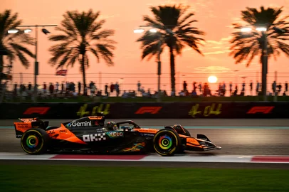 McLaren's Australian driver Oscar Piastri drives during the second practice session ahead of the Abu Dhabi Formula One Grand Prix at the Yas Marina Circuit in Abu Dhabi on December 5, 2025.  (Photo by Andrej ISAKOVIC / AFP)<!-- NICAID(16181447) -->