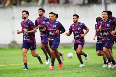 CAXIAS DO SUL, RS, BRASIL, 12/03/2025. Treino do Caxias no CT Baixada Rubra Vanderlei Bersaghi. A SER Caxias está se preparando para a estreia da série C do Campeonato Brasileiro 2025. Na foto, meia Tomas Bastos (C). (Porthus Junior/Agência RBS)Indexador: BTK                             <!-- NICAID(15994401) -->