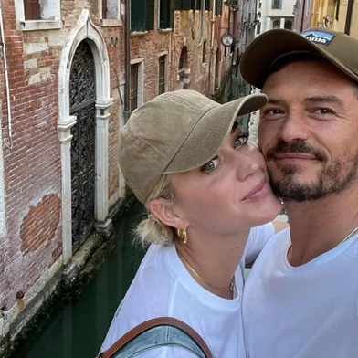 Katy Perry e Orlando Bloom em momento romântico<!-- NICAID(15356377) -->