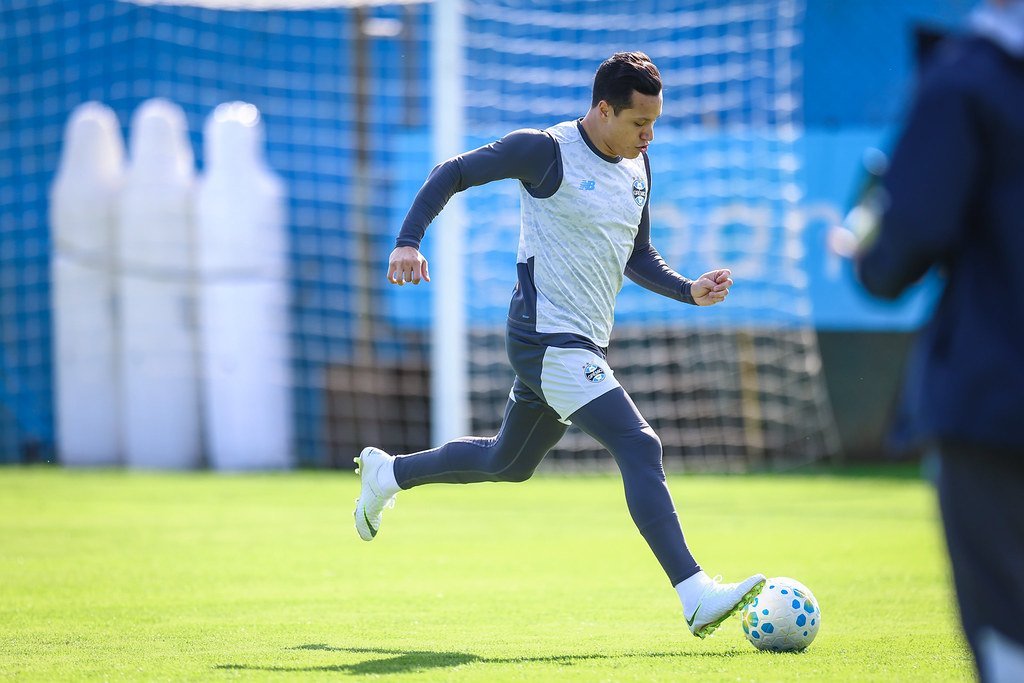 Marlon treina com bola pela primeira vez após fratura no tornozelo