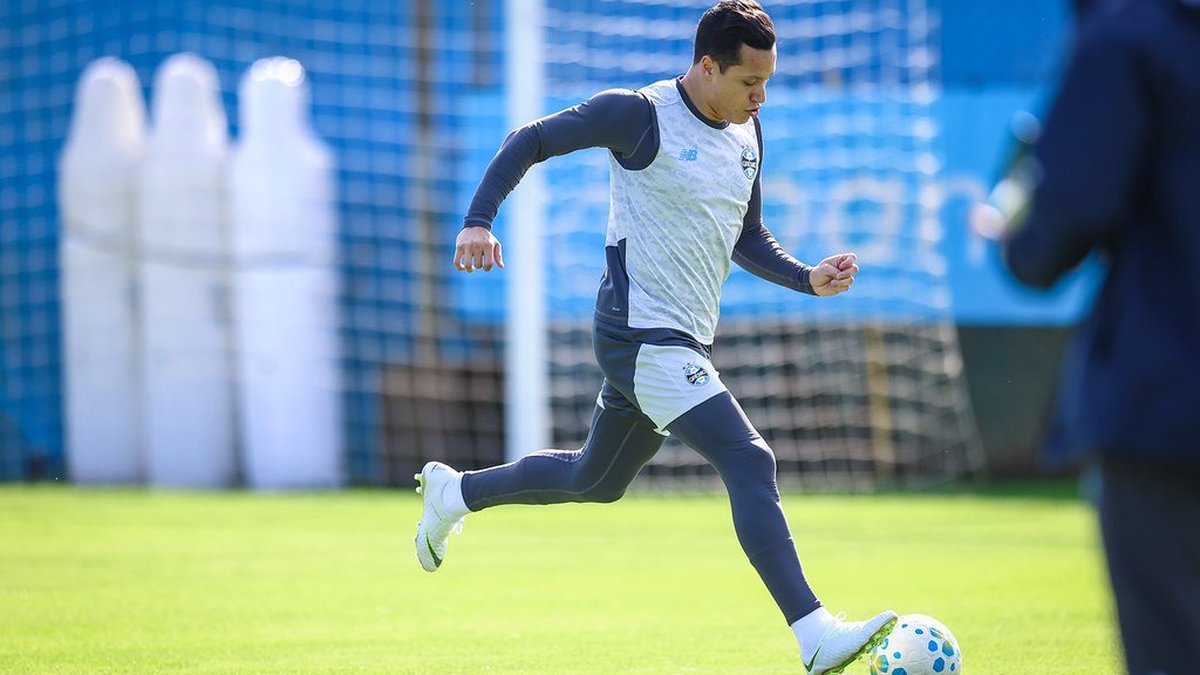 Marlon treina com bola pela primeira vez após fratura no tornozelo