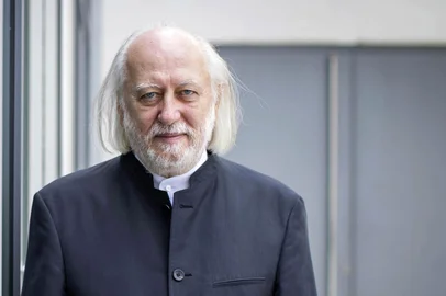 This photo taken on July 26, 2021 shows Hungarian writer Laszlo Krasznahorkai posing for a photo in Salzburg, on the occasion of the presentation of the Austrian State Prize for European Literature 2021. Hungarian writer Laszlo Krasznahorkai, who won the 2025 Nobel Prize in Literature on October 9, 2025, has been described as the postmodern "master of the apocalypse". (Photo by Leo NEUMAYR / APA / AFP) / Austria OUT / AUSTRIA OUT / AUSTRIA OUTEditoria: ACELocal: SalzburgIndexador: LEO NEUMAYRSecao: literatureFonte: APAFotógrafo: STR<!-- NICAID(16146067) -->