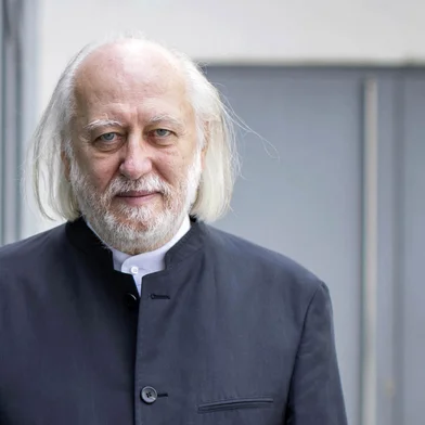 This photo taken on July 26, 2021 shows Hungarian writer Laszlo Krasznahorkai posing for a photo in Salzburg, on the occasion of the presentation of the Austrian State Prize for European Literature 2021. Hungarian writer Laszlo Krasznahorkai, who won the 2025 Nobel Prize in Literature on October 9, 2025, has been described as the postmodern "master of the apocalypse". (Photo by Leo NEUMAYR / APA / AFP) / Austria OUT / AUSTRIA OUT / AUSTRIA OUTEditoria: ACELocal: SalzburgIndexador: LEO NEUMAYRSecao: literatureFonte: APAFotógrafo: STR<!-- NICAID(16146067) -->