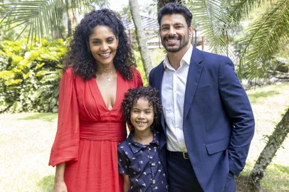 Caio (Cauã Reymond) , Aline(Barbara Reis) e João(Mathues Assis), terra e paixão<!-- NICAID(15653748) -->