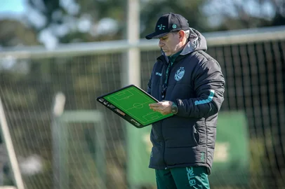 Juventude realiza treino no CT alviverde na preparação para volta do Brasileirão. Na foto, técnico Claudio Tencati<!-- NICAID(16074884) -->