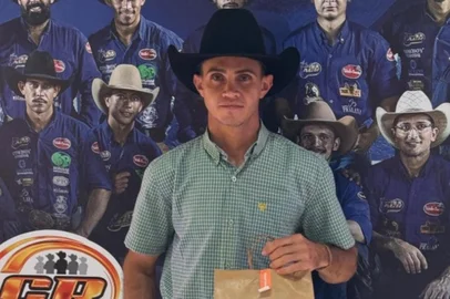 Rafael Silvio Oliveira / @rafa.silvio94 / Instagram / Reprodução Um peão de 32 anos morreu pisoteado por um touro na arena do Votu International Rodeo, em Votuporanga (SP), no domingo (10). Rafael Silvio Oliveira participava da disputa por equipes, quando caiu na arena e foi pisoteado no peito pelo touro. <!-- NICAID(16282986) -->