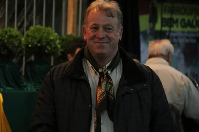 Morreu nesta terça-feira (1º) o ex-vereador de Farroupilha, Adilso João Molon, aos 74 anos. O velório ocorre no Capelas São José de Farroupilha, com a cremação marcada para às 16h desta quarta-feira (2). <!-- NICAID(16357214) -->