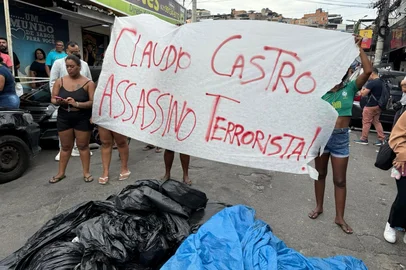 RIO DE JANEIRO, 29/10/2025, Mais de 40 corpos foram levados por moradores até a Praça São Lucas, no complexo da Penha, um dia a megaoperação policial contra o avanço do Comando Vermelho. A operação é considerada a mais letal da história do Rio de Janeiro. (foto: Jocimar Farina/Agencia RBS)<!-- NICAID(16156318) -->