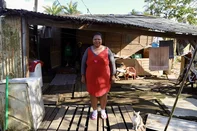 PORTO ALEGRE, RS, BRASIL, 23-07-2025: A Ilha do Pavão parece hoje uma ilha fantasma. Antes da enchente, abrigava cerca de 500 moradores; segundo a Prefeitura, restam apenas 100. É a única que não terá a Unidade de Saúde reconstruída. Na foto, Ana Cristina Trindade.  Foto: Jefferson Botega/Agência RBSIndexador: jeff botega<!-- NICAID(16086122) -->