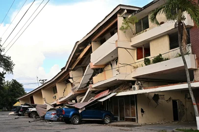 Esta imagem mostra um prédio desabado e carros danificados após um terremoto de magnitude 7,6 atingir o país, em Penonomé, Panamá, em 9 de outubro de 2026.Segundo o Serviço Geológico dos Estados Unidos (USGS), um terremoto de magnitude 7,6 abalou o Panamá, provocando pânico na capital, embora não tenham sido relatadas vítimas ou danos até o momento.<!-- NICAID(16384721) -->
