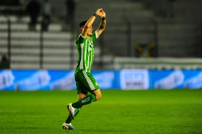 CAXIAS DO SUL, RS, BRASIL, 24/05/2023. Juventude x Atlético-GO, jogo válido pela oitava rodada da série B do Campeonato Brasileiro e realizado no estádio Alfredo Jaconi. Comemoração do segundo gol do Ju, marcado pelo zagueiro Danilo Boza. (Porthus Junior/Agência RBS)<!-- NICAID(15437509) -->