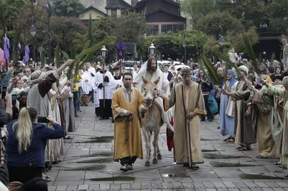 Apesar da chuva das primeiras horas da manhã deste domingo (13), o clima colaborou e a Procissão de Ramos foi realizada normalmente dentro da programação da ChocoPáscoa Gramado – Gramado Aleluia. O cortejo religioso reuniu bom número de fiéis, que caminharam pela avenida Borges de Medeiros, da praça das Etnias, onde está instalada a Vila de Páscoa, até a Igreja Matriz São Pedro.<!-- NICAID(16016031) -->