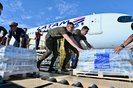 Um avião da Latam com cerca de sete toneladas de itens básicos pousou na Base Aérea de Canoas, nesta quarta-feira (9). Trouxe alimentos, colchões, medicamentos, fraldas e água potável para afetados pela tragédia no Rio Grande do Sul.<!-- NICAID(15759981) -->