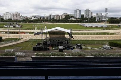 PORTO ALEGRE, RS, BRASIL - 2024.11.29 - Últimos detalhes da preparação para a primeira edição do festival Chisme, que será realizada no Jockey Club, neste sábado. (Foto: André Ávila/ Agência RBS)Indexador: Andre Avila<!-- NICAID(15925307) -->