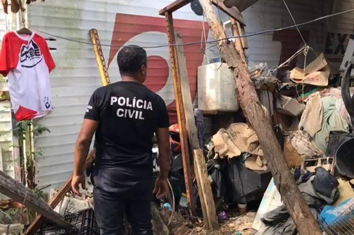 De acordo com os policiais, ela tem fraturas nos dois braços e no rosto