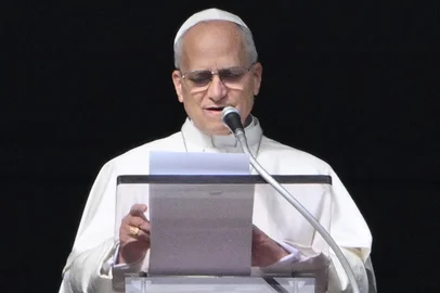 Pope Leo XIV addresses the crowd from the window of the apostolic palace overlooking St.Peter's square during his Sunday Angelus prayer at the Vatican on January 1, 2026. (Photo by Alberto PIZZOLI / AFP)Editoria: RELLocal: Vatican CityIndexador: ALBERTO PIZZOLISecao: belief (Faith)Fonte: AFPFotógrafo: STF<!-- NICAID(16197411) -->