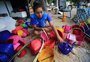 Acampados em parque junto à Orla, indígenas kaingang comercializam cestos de Páscoa em Porto Alegre