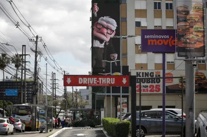 Porto Alegre, RS, Brasil, 20-10-2023: A Câmara de Vereadores de Porto Alegre aprovou o projeto de lei que autoriza a instalação de painéis, murais e telas artísticos ou publicitários nas fachadas frontais dos edifícios. A matéria amplia a possibilidade de exposição desse tipo de conteúdo, que se limitava apenas às paredes laterais. De acordo com a proposta, esses materiais só poderão ser fixados em “fachadas cegas”, ou seja, sem janelas. O texto segue para sanção do prefeito Sebastião Melo. Foto: Mateus Bruxel / Agência RBSIndexador: Andre Avila<!-- NICAID(15574765) -->