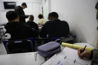 Porto Alegre, RS, Brasil - Um ano após a entrada em vigor da restrição ao uso de celulares nas escolas, estudantes do Colégio Protásio Alves, em Porto Alegre, vivem uma rotina com menos telas dentro da sala de aula. A reportagem retorna à instituição para mostrar o que mudou no comportamento dos alunos, na dinâmica das aulas e na percepção de professores e gestores sobre a medida.<!-- NICAID(16321538) -->