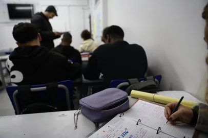 Porto Alegre, RS, Brasil - Um ano após a entrada em vigor da restrição ao uso de celulares nas escolas, estudantes do Colégio Protásio Alves, em Porto Alegre, vivem uma rotina com menos telas dentro da sala de aula. A reportagem retorna à instituição para mostrar o que mudou no comportamento dos alunos, na dinâmica das aulas e na percepção de professores e gestores sobre a medida.<!-- NICAID(16321538) -->